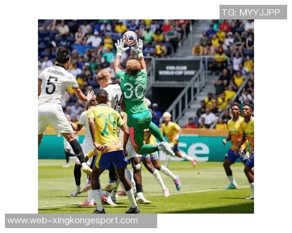 多特蒙德球迷抗议赛程不公导致与奥格斯堡比赛频繁中断 多特蒙德球迷抗议赛程不公导致与奥格斯堡比赛频繁中断