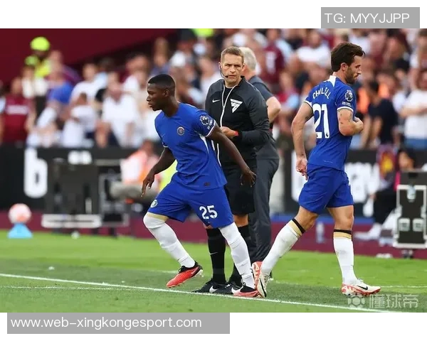 凯塞多同款防守引争议什克鲁莽踩脚裁判视而不见引发热议