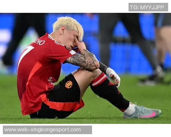 加纳乔单刀失机引发怒火捶草皮表情失落惹人关注 加纳乔单刀失机引发怒火捶草皮表情失落惹人关注